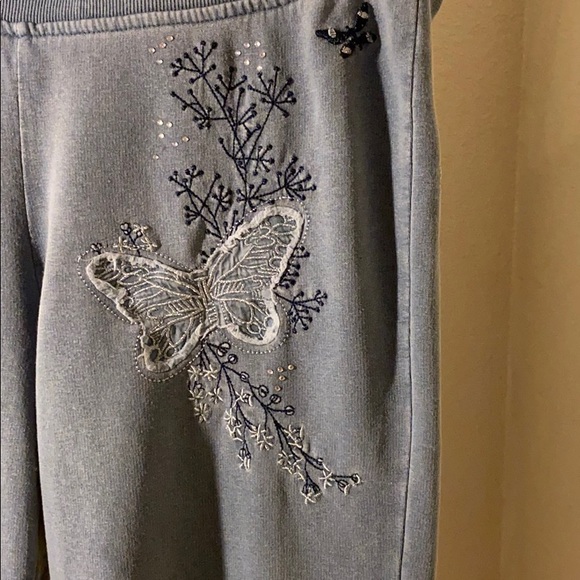 Adorable Vertigo Capris ButterflyDetail Sweatpants - Picture 5 of 8